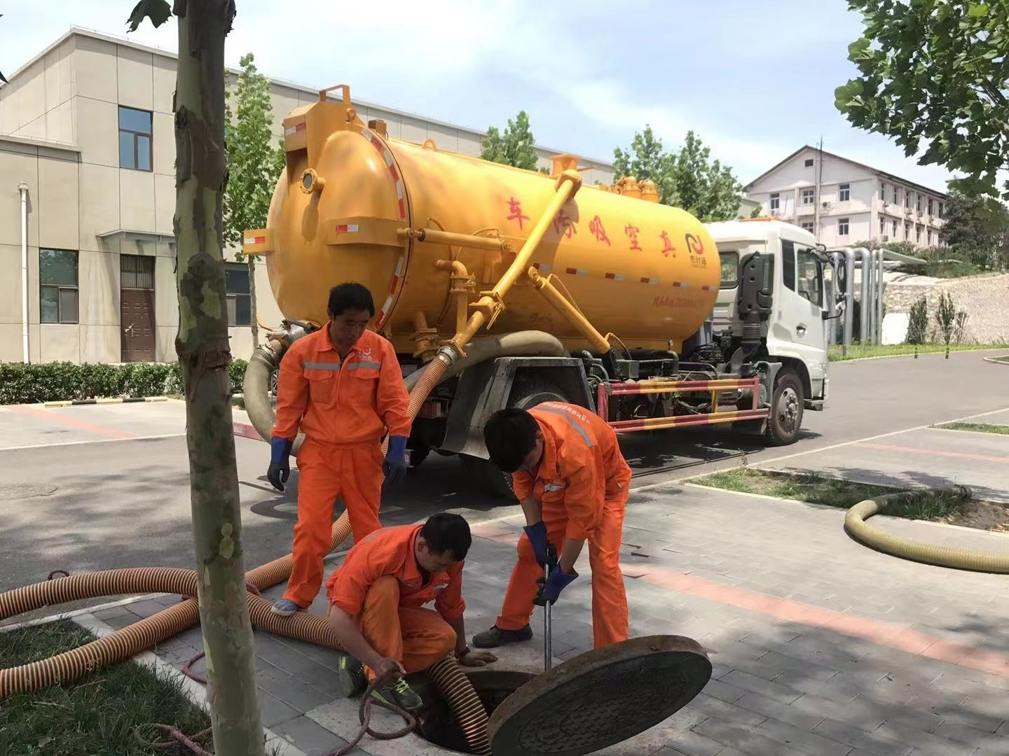 常宁管道疏通车停在窨井附近