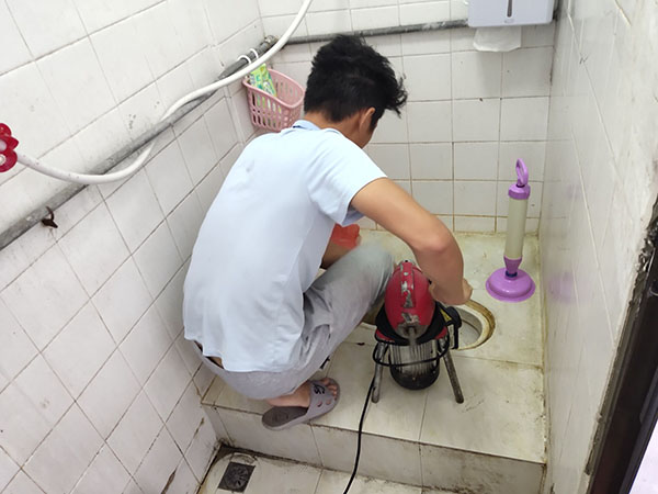 常宁管道堵塞冒臭气 专业师傅现场解决问题